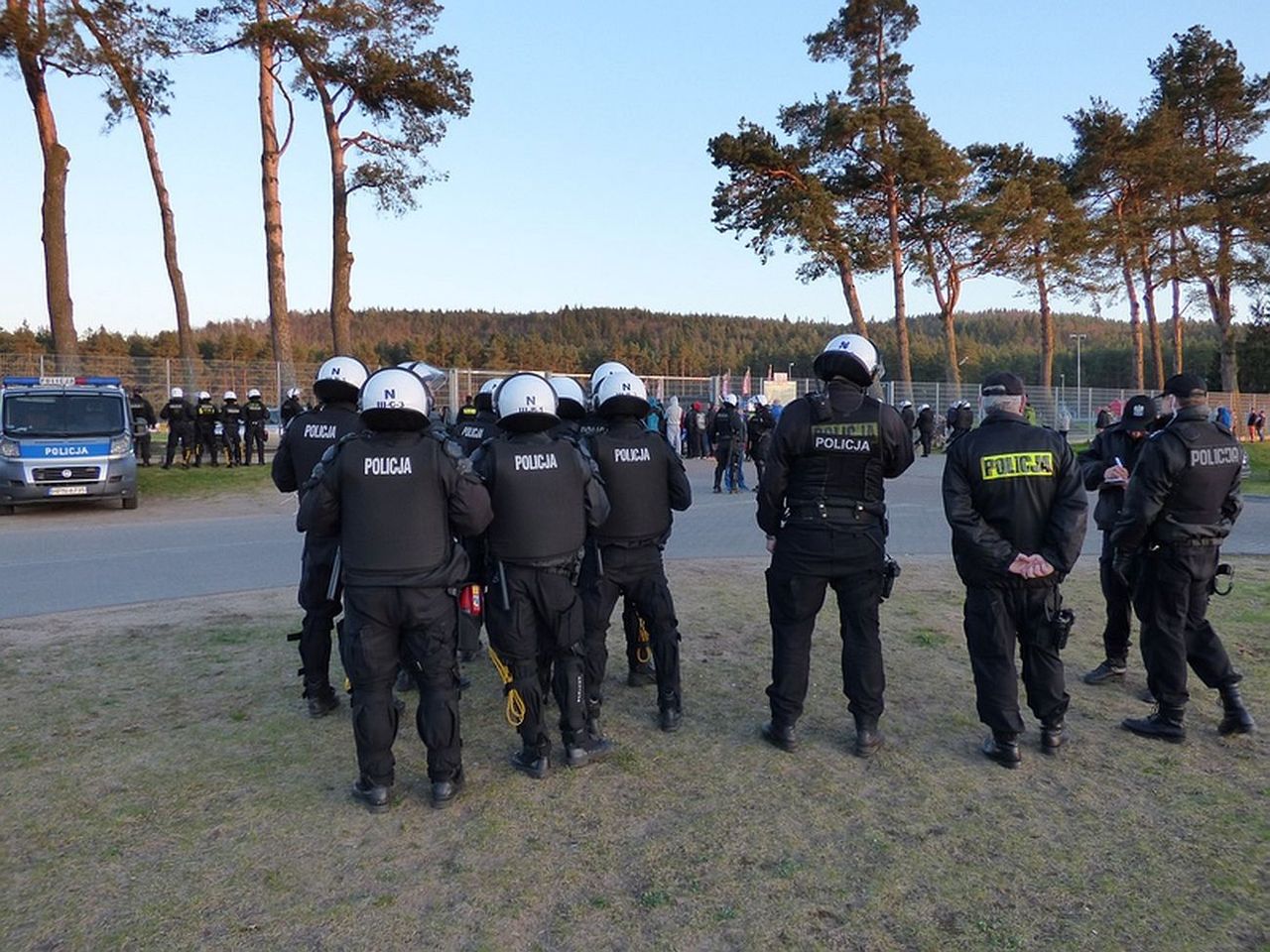 Lęborska policja zabezpieczająca mecz (zdjęcie archiwalne) 