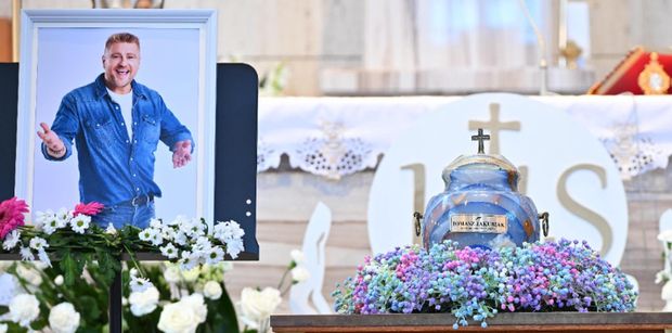 Pogrzeb Tomasza Jakubiaka. Odczytano wzruszającą przemowę żony: "Tak jak prosiłeś, powiedziałam Bąblowi, że tata jest w niebie"
