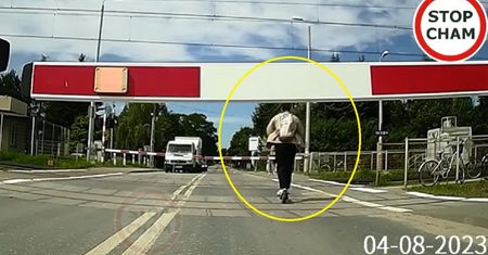 Szokujące nagranie z przejazdu kolejowego. Tak pędził na hulajnodze