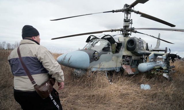 Wojna w Ukrainie. Straty Rosjan rosną - Zestrzelony śmigłowiec Ka-52.