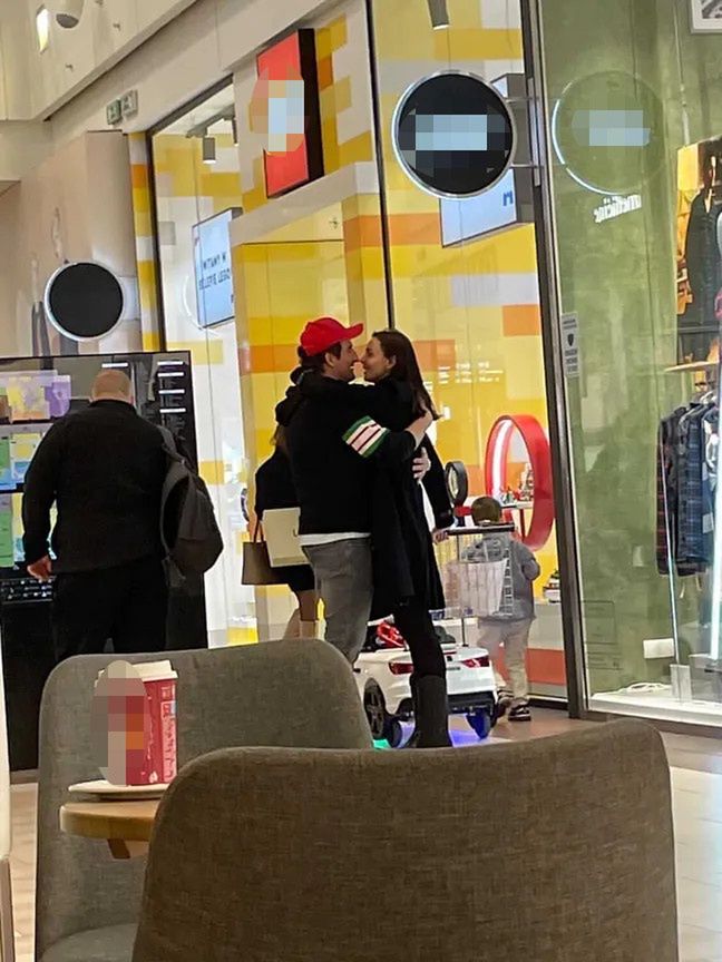 Marcela Leszczak i Misiek Koterski CAŁUJĄ SIĘ w centrum handlowym