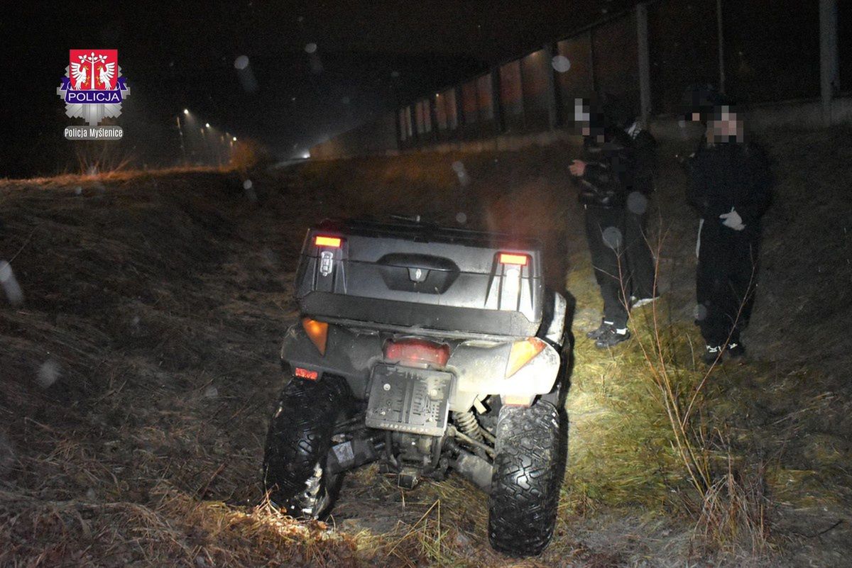 "Quad bez kasku, bez prawa jazdy i z ucieczką" – 16-latek zderzył się z radiowozem i wylądował w rowie