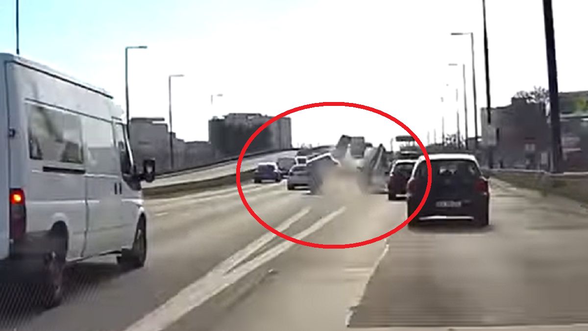 Radiowóz uderzył w barierki