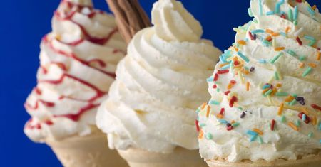 Czy lody są groźne dla zdrowia? Kaloryczność, lody wegańskie i dietetyczne. Zatrucie pokarmowe od lodów