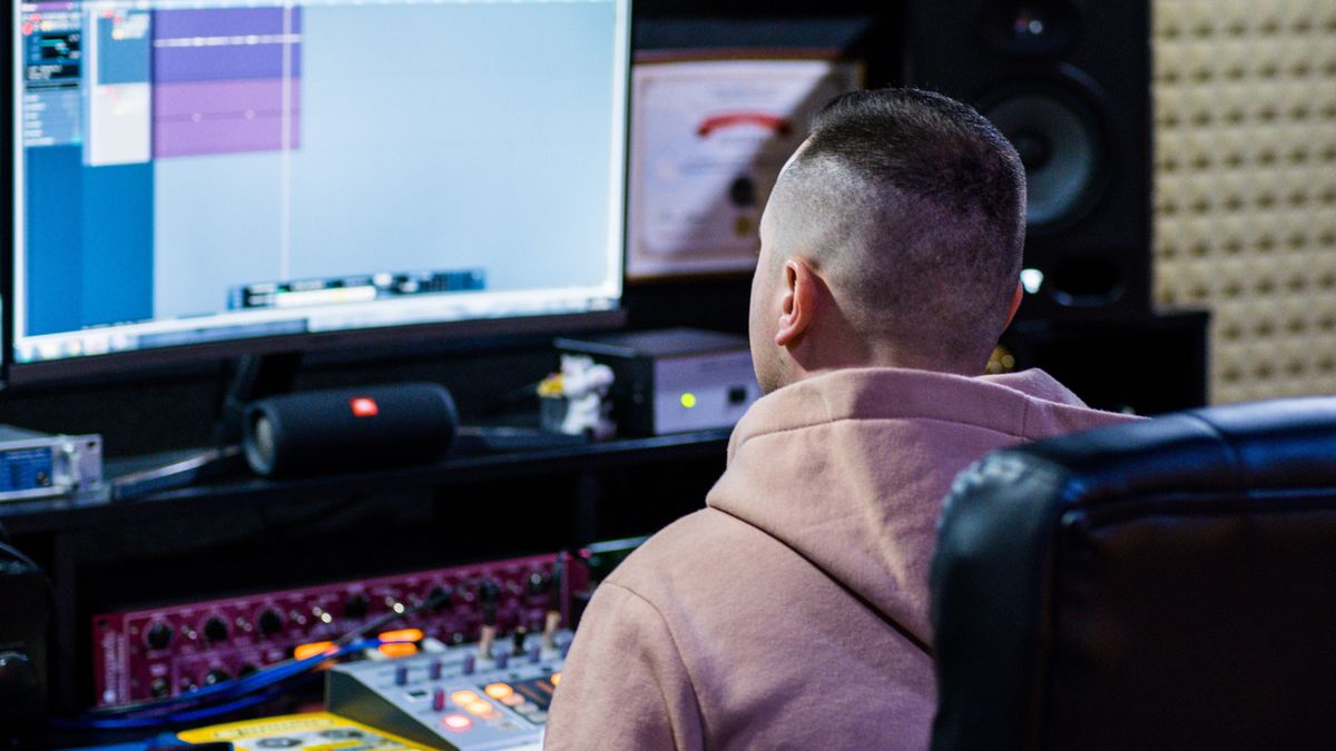 Szerokie monitory mają różne cechy. Podpowiadamy, jaki wybrać