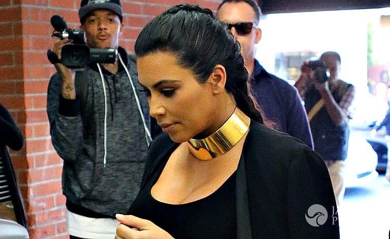 Pierwsze zdjęcia Kim Kardashian po porodzie! Paparazzi przyłapali gwiazdę jak wychodzi od lekarza i niesie na rękach Nori