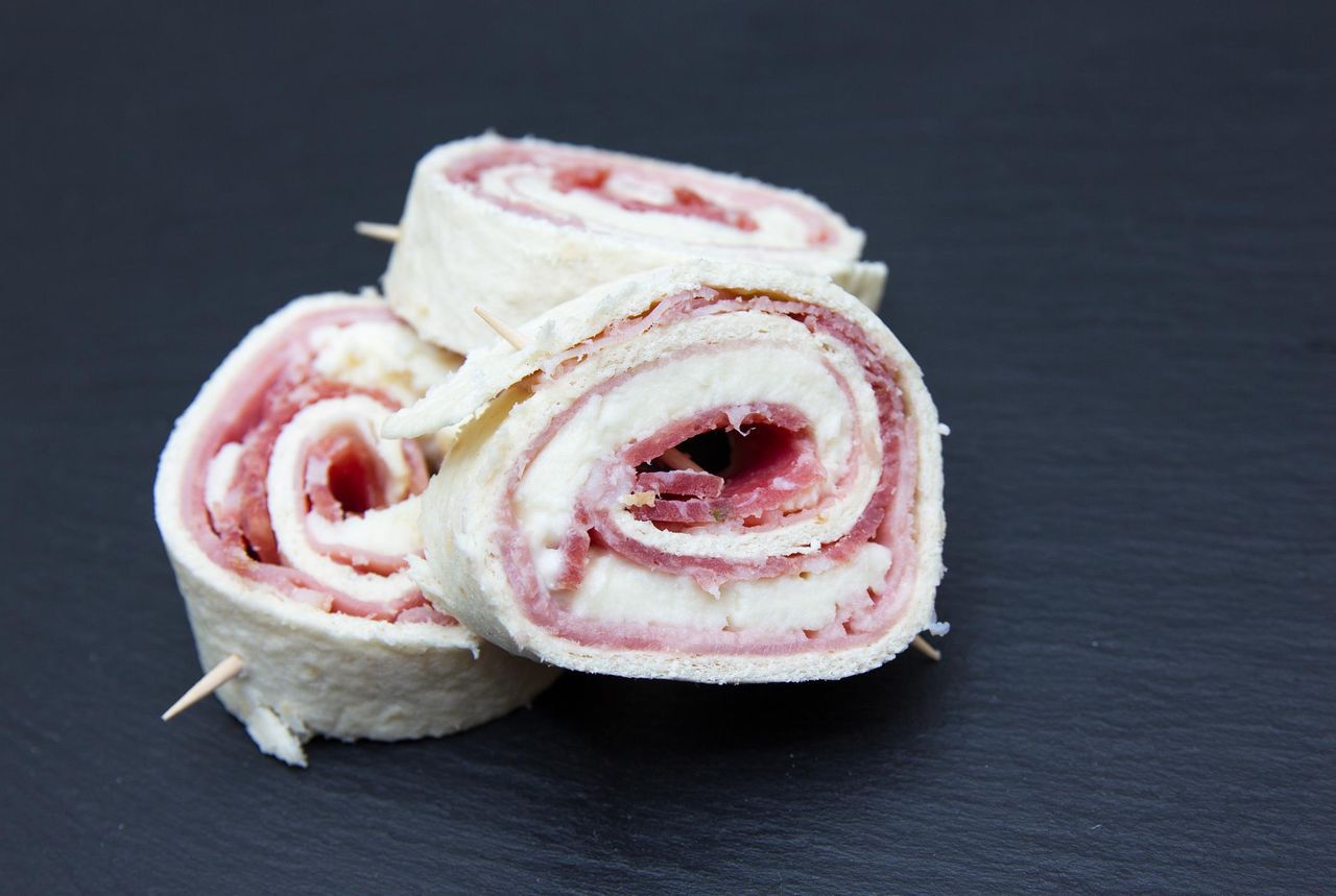 Roladki z tortilii z boczkiem i serem