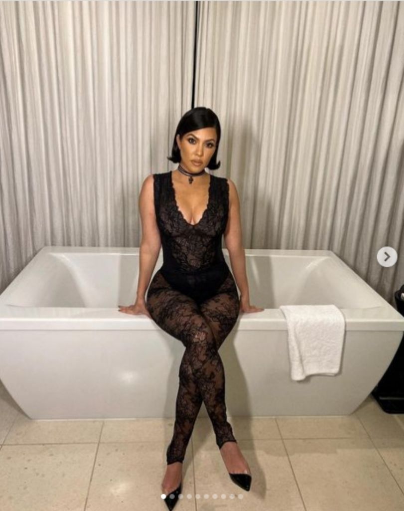 Kourtney Kardashian pozuje w odważnym kostiumie