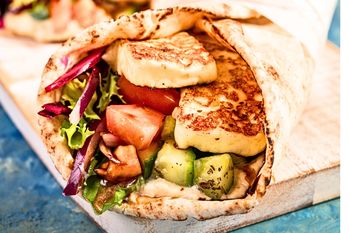 Na obiad robię szybkie wrapy. Sycą na długo, bo są napakowane białkiem