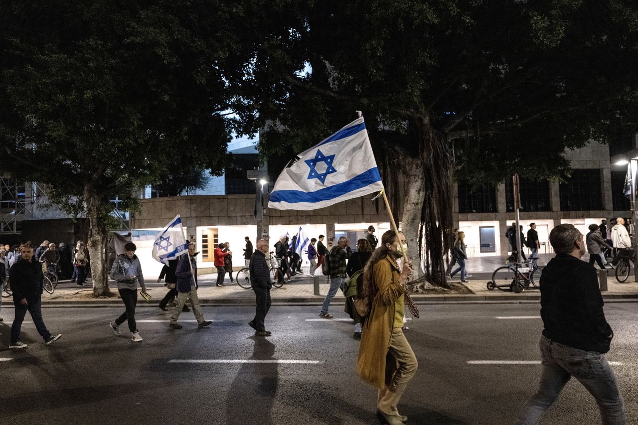 Thousands rally in Tel Aviv demanding hostage freedom and Netanyahu's resignation
