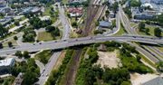 Białostockie obiekty infrastruktury z epoki PRL. Konstrukcje są nad torami. Jedna w centrum miasta, druga na jednym z osiedli
