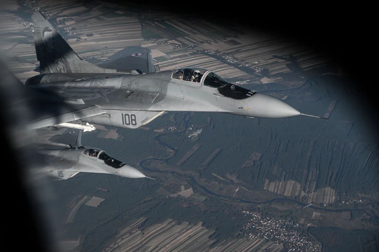 Myśliwce F-16 - zdjęcie ilustracyjne