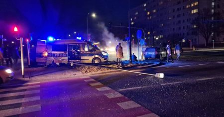 Zderzenie radiowozu z Volvo w Płocku. Kilka osób trafiło do szpitala
