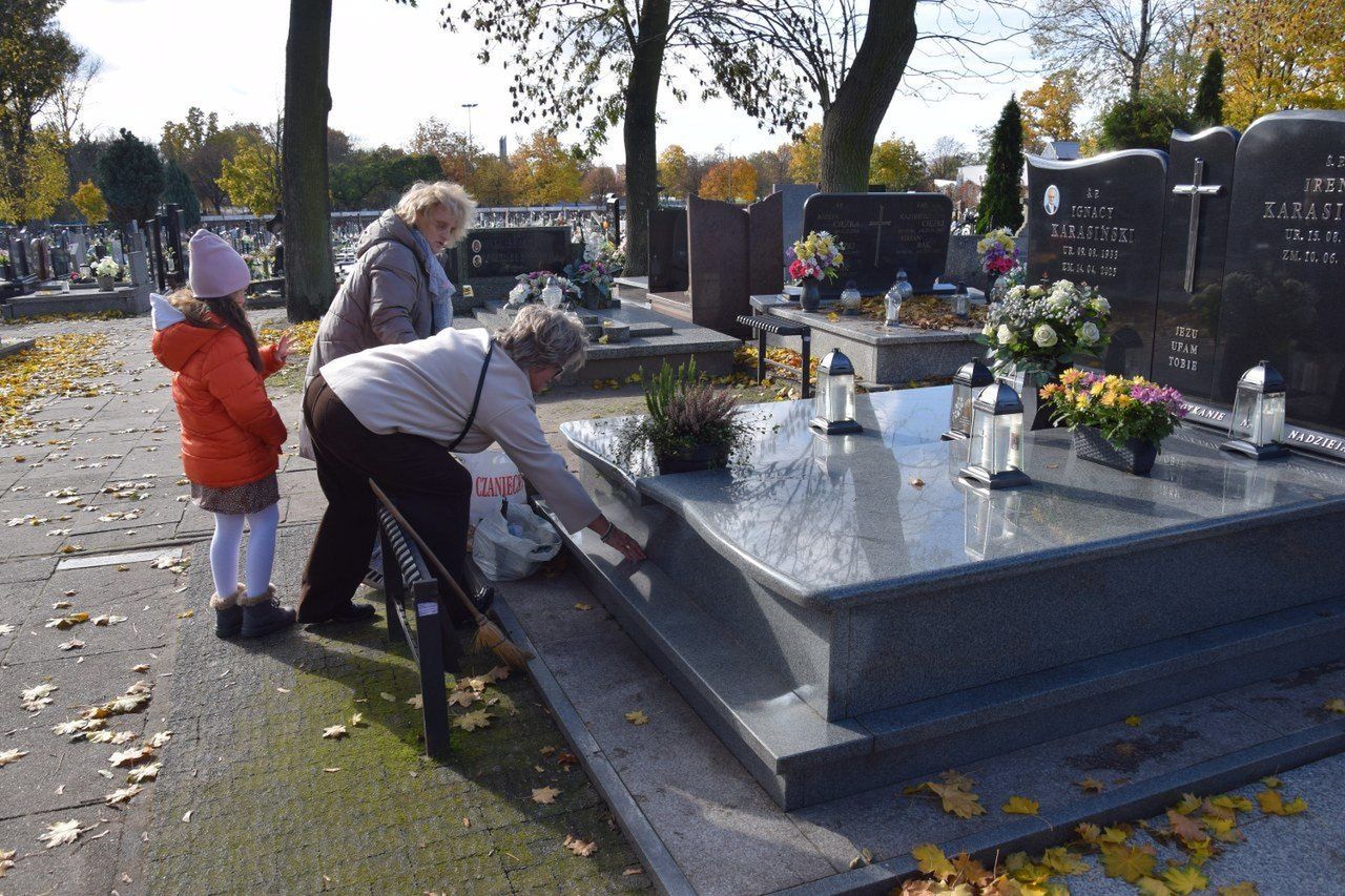 Mieszkańcy Zduńskiej Woli powiatu przygotowują się do Wszystkich Świętych