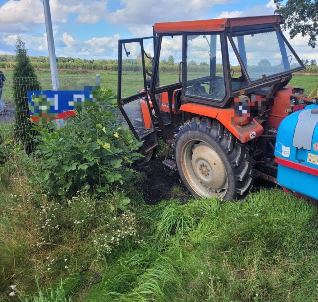 Ciechanów: Pijany kierowca ciągnika sprawcą kolizji drogowej. Miał ponad 2 promile alkoholu w organizmie