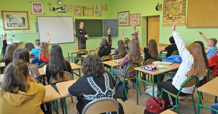 Nauczyciele dostaną jednorazowe nagrody. Na dzień przed wyborami