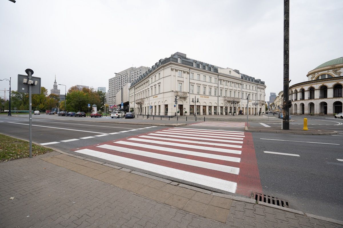 Warszawa. Przejście dla pieszych przez ul. Marszałkowską 