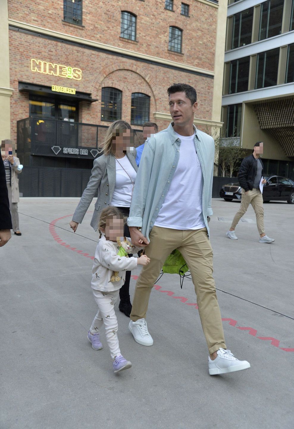 Dumny Robert Lewandowski oprowadza Klarę po restauracji