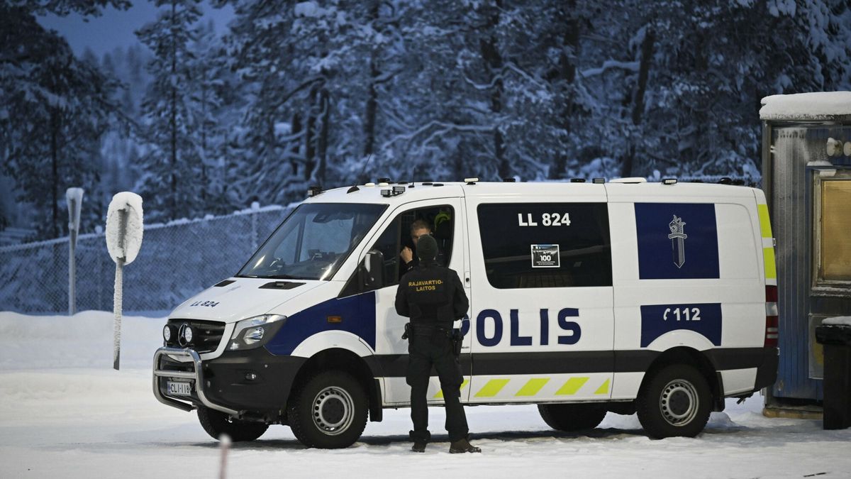 Finlandia zamyka ca?? granic? z Rosj?
Border Guard seen talking to police at the Raja-Jooseppi international border crossing station in Inari, northern Finland, on November 28, 2023. Raja-Jooseppi in the far north of Finnish Lapland has been the only crossing point open on the country's eastern border for the past days but Finland has now decided to close all points on the Russian border for two weeks from November 30 on. LEHTIKUVA / EMMI KORHONEN - FINLAND OUT. NO THIRD PARTY SALES.
Emmi Korhonen