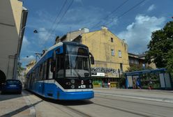 Kraków. Pijany i rozebrany 27-latek skopał tramwaj. W ręku miał wycieraczkę