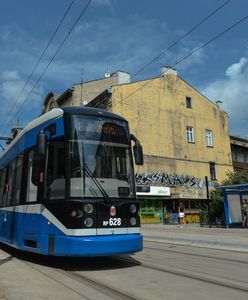 Kraków. Pijany i rozebrany 27-latek skopał tramwaj. W ręku miał wycieraczkę