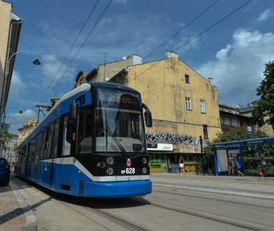 Kraków. Pijany i rozebrany 27-latek skopał tramwaj. W ręku miał wycieraczkę