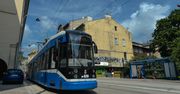 Kraków. Pijany i rozebrany 27-latek skopał tramwaj. W ręku miał wycieraczkę