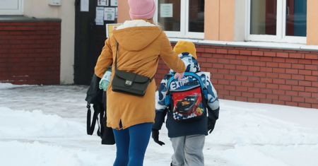 "Feminizacja biedy". Organizacje apelują o zmiany w Polskim Ładzie i możliwość rozliczania się z dzieckiem