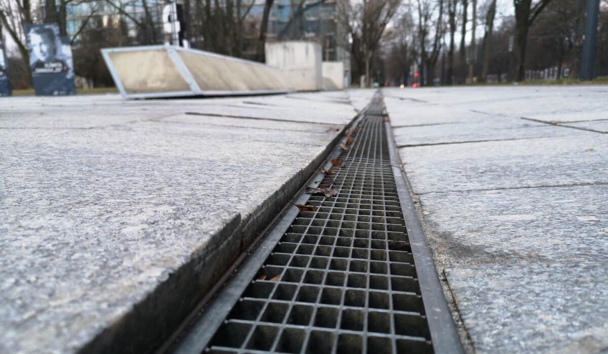 Zapadnięty chodnik przy Placu Teatralnym