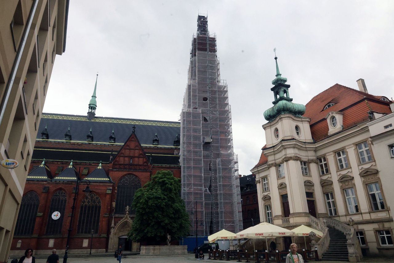 Legnica: Przed chwilą zakończyło się spotkanie ekspertów, którzy po raz pierwszy obejrzeli zabytkową kapsułę, znalezioną w wieży Katedry