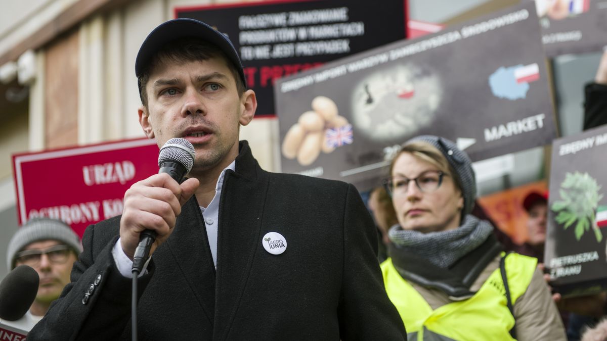 WARSAW, POLAND - 2020/02/18: Michal Kolodziejczak, leader of the Agrounia organization speaks during the protest.Farmers from the organization called Agrounia (Agricultural Union) protested outside the headquarters of UOKiK (Office of Competition and Consumer Protection) and one of Warsaw's Biedronka (Ladybird) store - biggest chain of stores in Poland owned by the Portuguese Jeronimo Martins group. In this way, farmers want to express their opposition to incorrect labelling of fruit and vegetables in stores. (Photo by Attila Husejnow/SOPA Images/LightRocket via Getty Images)