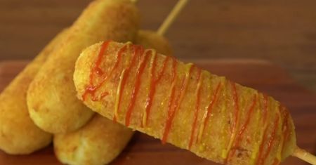 Hot dog, jakiego jeszcze nie jadłeś. Ten składnik zaskakuje