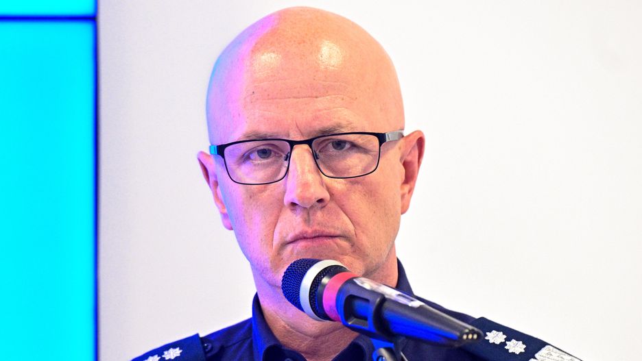 Warszawa, 20.07.2023. Komendant główny policji gen. insp. Jarosław Szymczyk podczas konferencji prasowej w Komendzie Głównej Policji w Warszawie, 20 bm. Briefing dot. sprawy kobiety, która trafiła na SOR w jednym z krakowskich szpitali po zażyciu tabletki poronnej. (ad) PAP/Radek Pietruszka