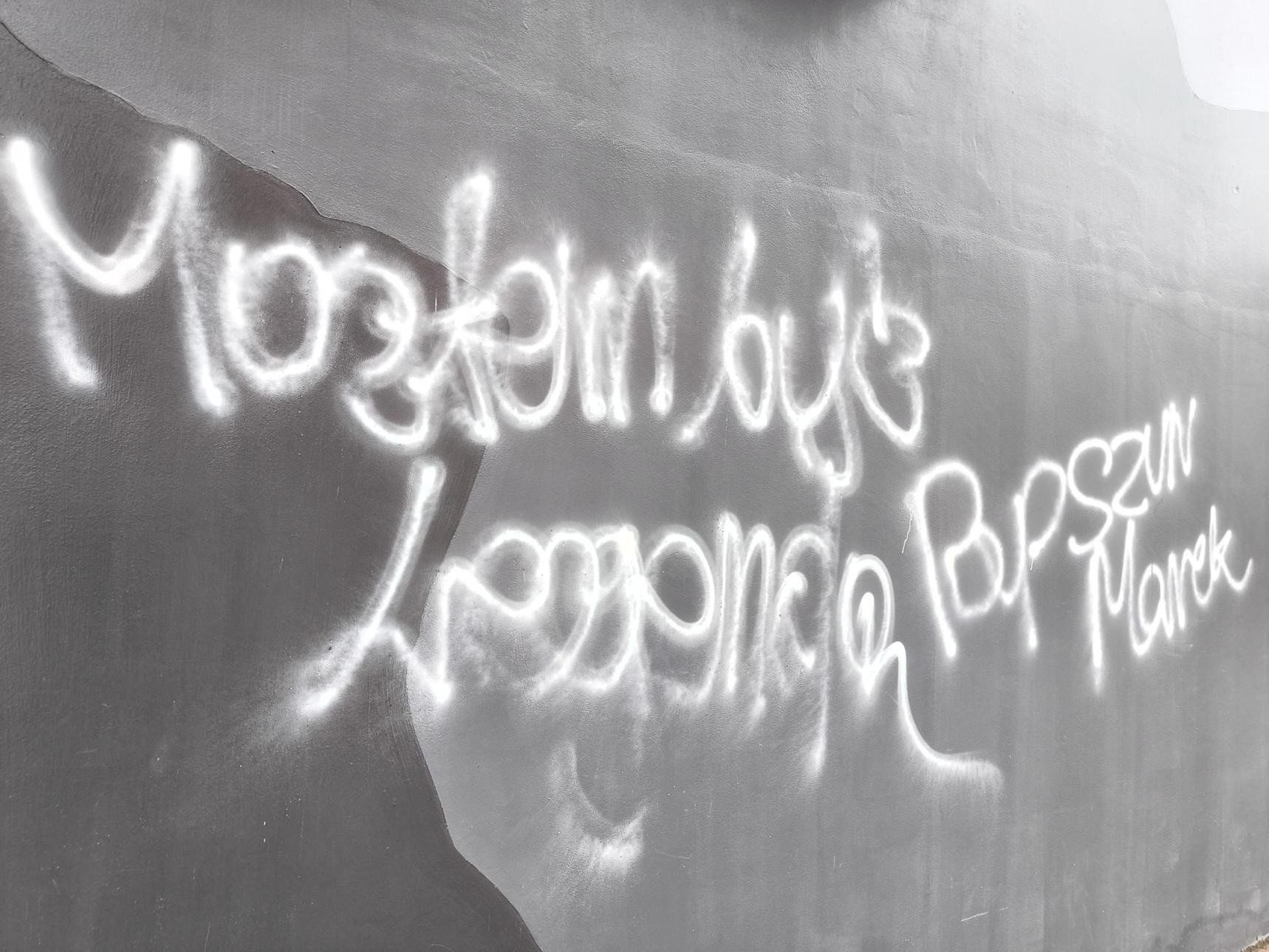 27.11.2025 r. Uszkodzony mural trenera Rakowa Częstochowa Marka Papszuna po deklaracji o chęci pracy w Legii Warszawa.