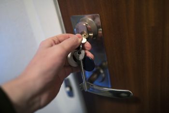 Zostawiasz klucz w zamku na noc? Możesz pożałować