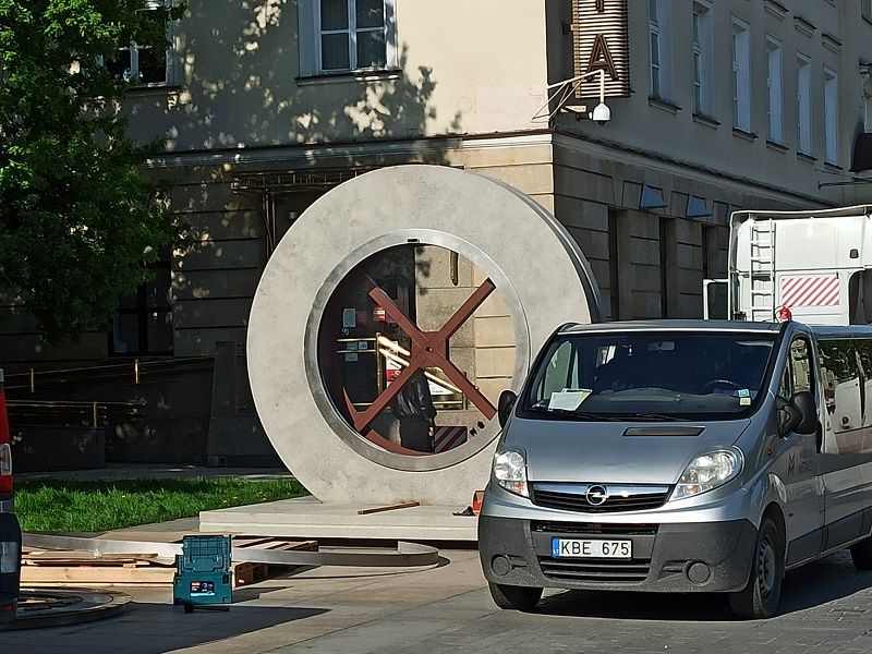 Betonowa instalacja portalu na Placu Litewskim