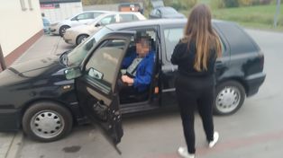 Pijany kierowca chciał odjechać ze sklepu. Powstrzymała go policjantka po służbie