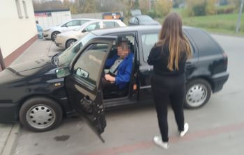 Pijany kierowca chciał odjechać ze sklepu. Powstrzymała go policjantka po służbie