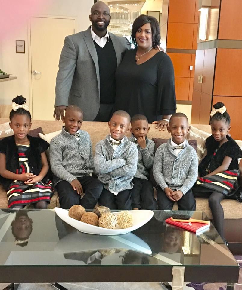 Sześcioraczki rosną, przysparzając wyzwań rodzicom