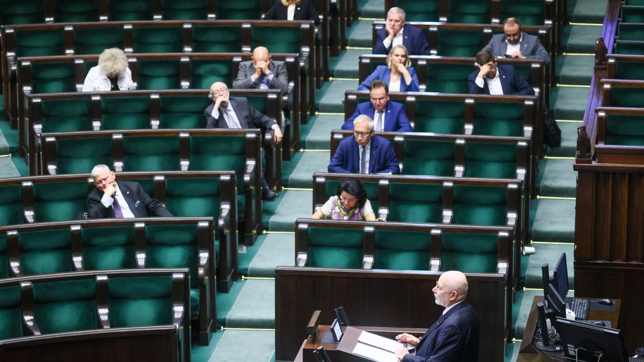 Przewodniczący Krajowej Rady Radiofonii i Telewizji Maciej Świrski przemawia na sali obrad Sejmu w ostatnim dniu posiedzenia przed wakacyjną przerwą 