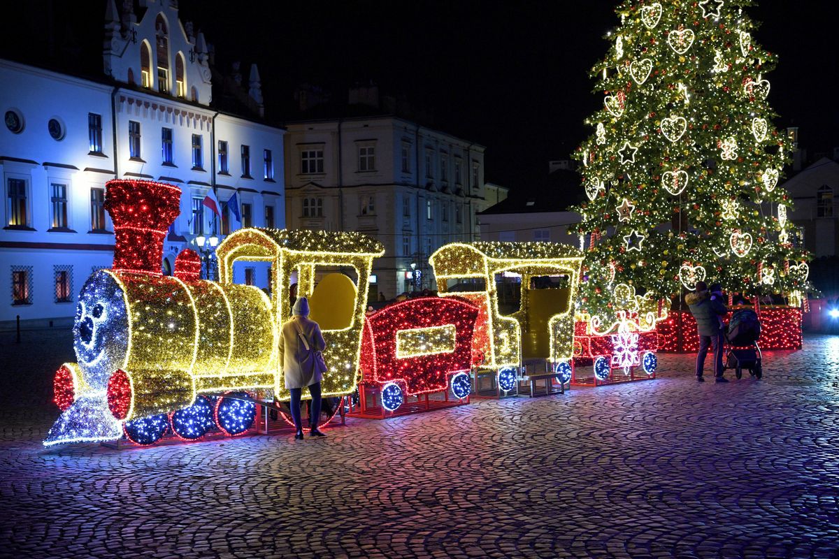 Boże Narodzenie. Mateusz Morawiecki zaapelował do Polaków. Na zdjęciu: tegoroczna bożonarodzeniowa iluminacja w Rzeszowie