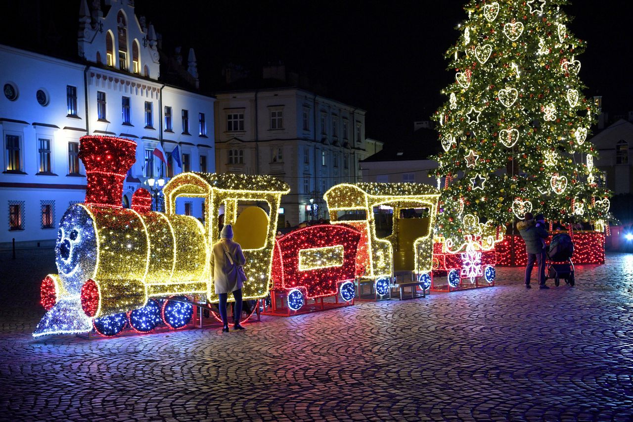 Boże Narodzenie. Mateusz Morawiecki zaapelował do Polaków. Na zdjęciu: tegoroczna bożonarodzeniowa iluminacja w Rzeszowie