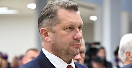 Żegnają Czarnka. Mówią, co dzieje się w pokojach nauczycielskich