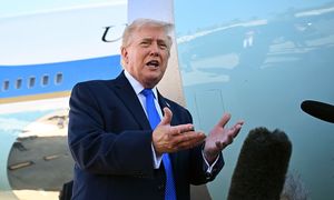 500 funkcjonariuszy rzuciło papierami. Trump nakazał wypłacić pensje