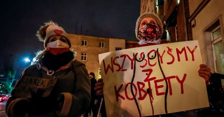 Fala protestów z powodu śmierci ciężarnej kobiety. "Macie krew na rękach" - skandowały transparenty przed gdańskim biurem PiS