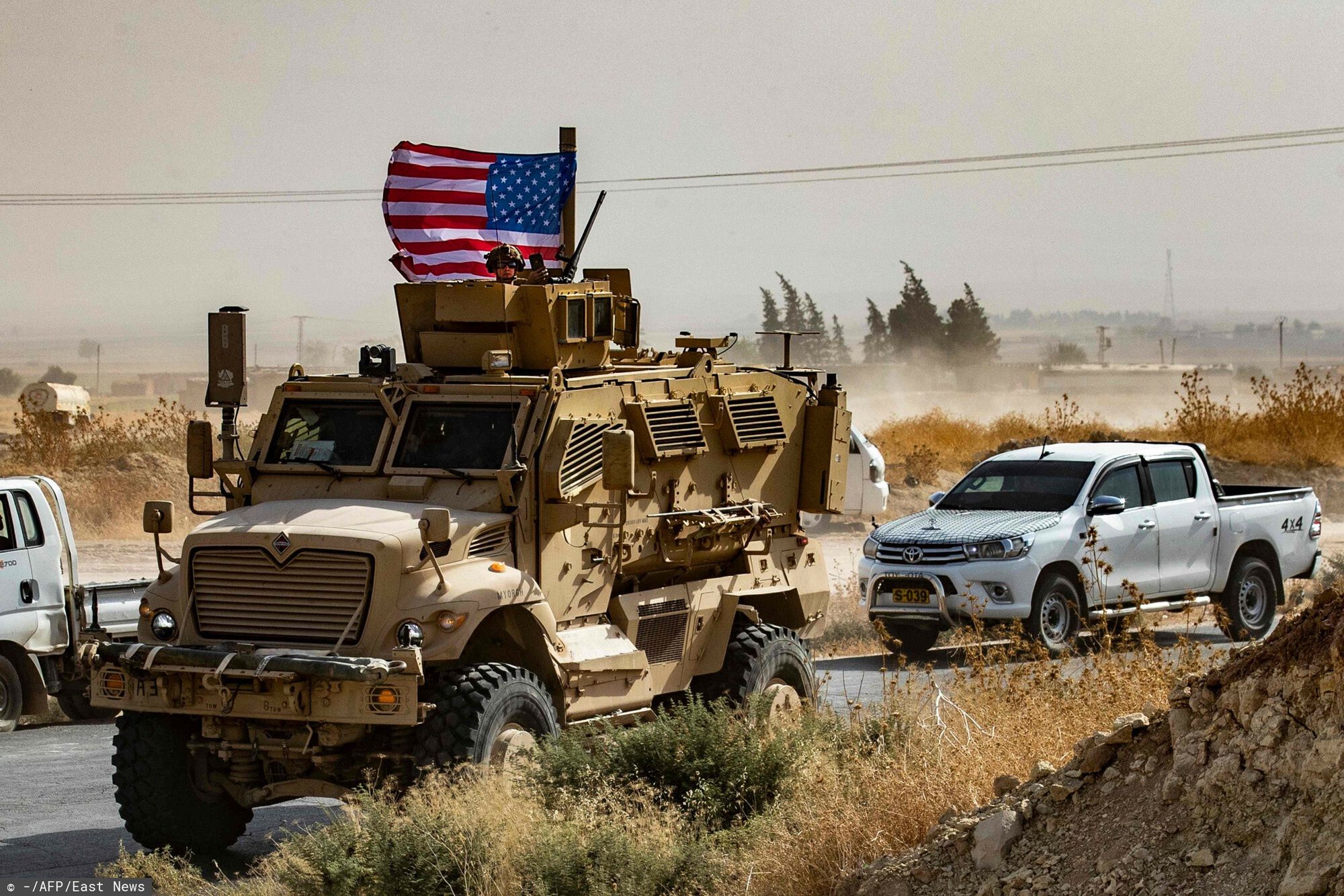Turecka ofensywa w Syrii
(FILES) In this file photo taken on October 6, 2019 a US soldier sits atop an armoured vehicle during a demonstration by Syrian Kurds against Turkish threats next to a base for the US-led international coalition on the outskirts of Ras al-Ain town in Syria's Hasakeh province near the Turkish border. - All US troops in northern Syria have been ordered to leave the country in the face of Turkey's attacks on Kurds in the region, a US official said October 14, 2019. Some 1,000 troops will vacate the country, leaving behind only a small contingent of 150 in the southern Syria base at Al Tanf, the official said, one day after President Donald Trump ordered the evacuation."We are executing the order," the official told AFP. (Photo by - / AFP)
-