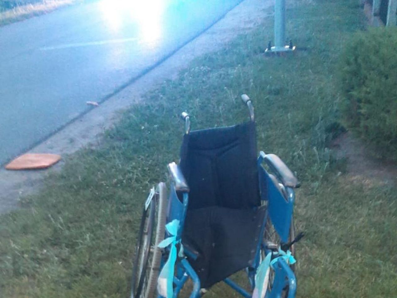 Osobówka wjechała w kobietę na wózku inwalidzkim. Poszkodowana zmarła, druga kobieta jest ranna