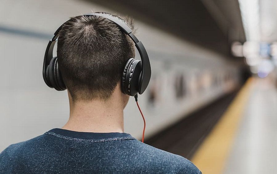Słuchanie głośnej muzyki może mieć poważne potencjalne konsekwencje