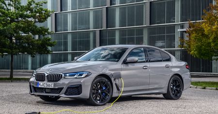 BMW 545e xDrive debiutuje jako hybryda plug-in oparta na 6 cylindrach