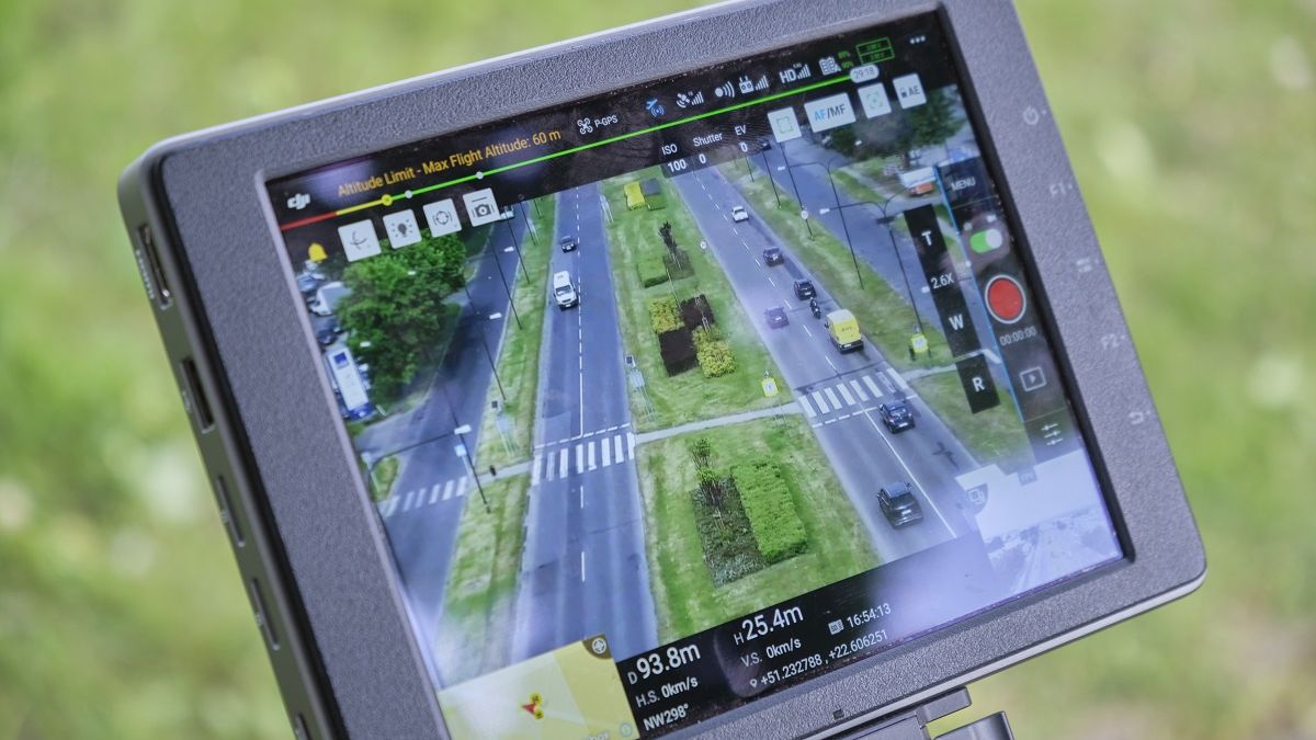 Policyjny dron monitorował przejście dla pieszych na al. Witosa